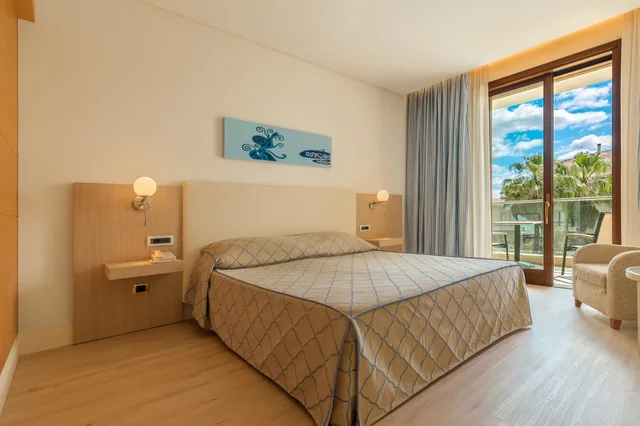 جناح جونيور بسرير مزدوج وسريرين منفصلين، Smy Carlos V Wellness & Spa Alghero 1/6