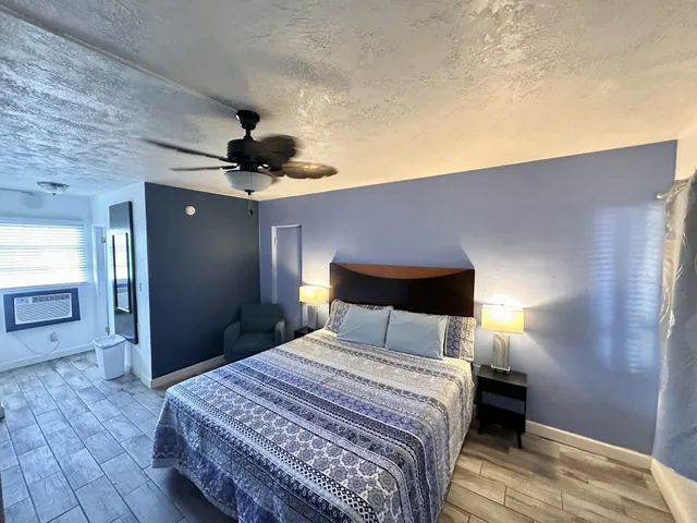 Room, Single, King Bed, Kitchenette, Malibu Resort Motel 2/5