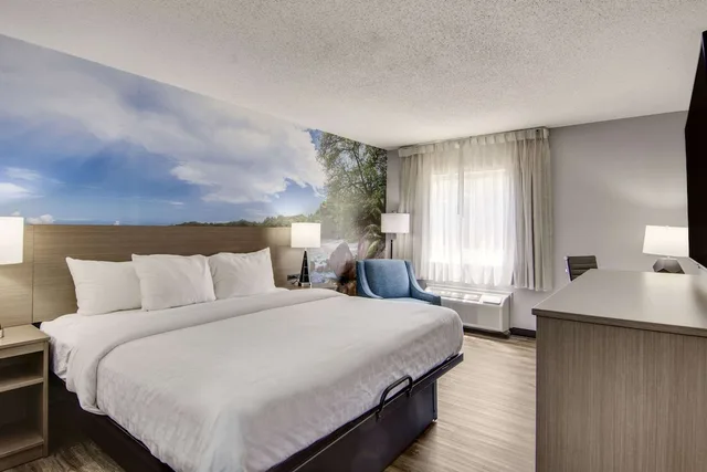 غرفة قياسية بسرير كينج، Clarion Pointe on the lake Clarksville-South Hill West 6/10