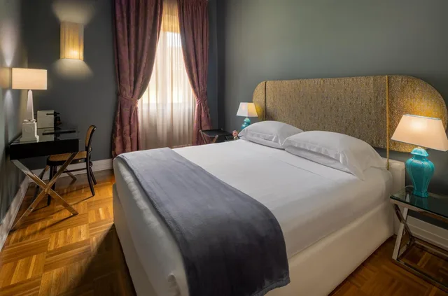 Economy, Hotel Number Nine 1/1