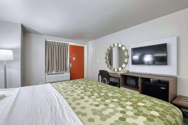 غرفة قياسية بسرير كينج، Econo Lodge Neenah 1/10