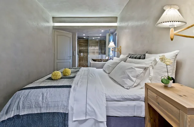 2 Bedrooms, Executive, Suite, 1 Queen and 3 Single Beds, Beach Front, Calypso Villas Zakynthos 1/6