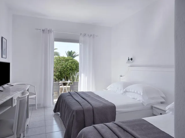 غرفة قياسية بإطلالة على الحديقة، Myconian Sunrise Relais & Chateaux Hotel 3/6
