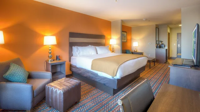 غرفة قياسية بسرير كينج مع أريكة، Holiday Inn Express Wichita South 3/5