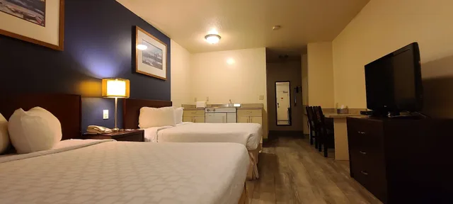 غرفة ديلوكس بسرير كينج بمطبخ صغير، Empire Inn & Suites 2/4