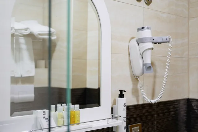 غرفة سوبيريور بسرير كوين بشرفة، Grand Hotel & Spa Tirana 3/4
