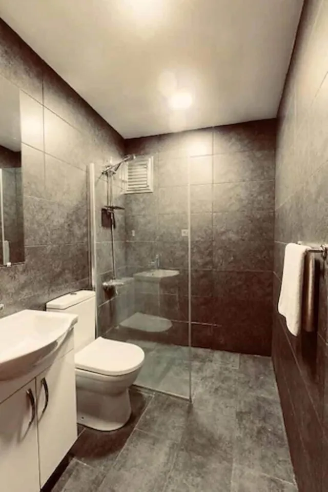 Basic, Single, Double Bed, Shared Bathroom, Cheers Midtown Hostel 4/4