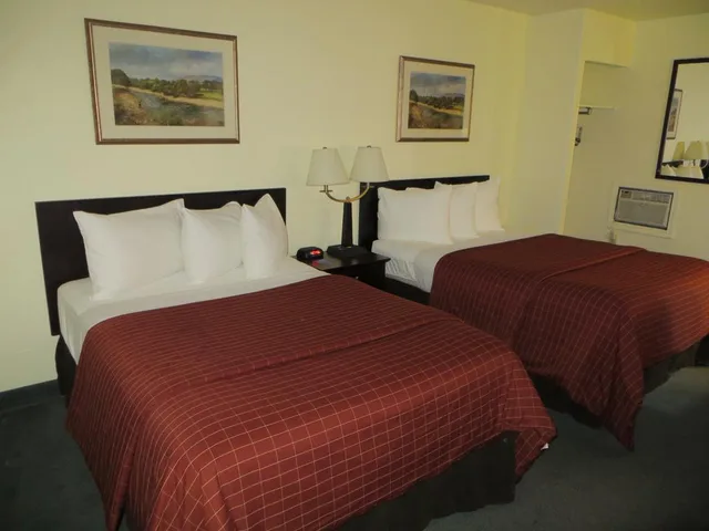 غرفة قياسية بسرير مزدوج، Travelodge by Wyndham Edmonton West 2/3