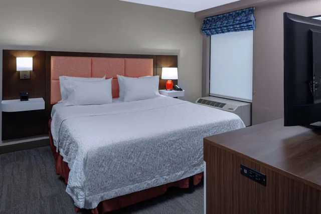 جناح بسرير كينج بمطبخ صغير، Hampton Inn Woodbridge 2/4