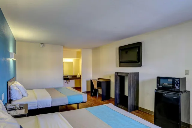 غرفة بسريرين كوين للمدخنين، Motel6 Dickson, TN 3/10