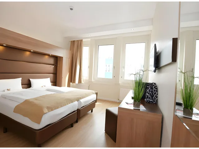 غرفة بسرير مزدوج بإطلالة على المدينة، Motel Plus Berlin 1/2