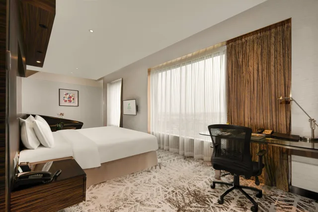 Suite, King Bed, Dining Area، Holiday Inn Shanghai Hongqiao West An Ihg Hotel 4/9