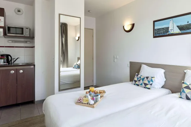 غرفة بسرير كوين مع أريكة، Comfort Aparthotel Versailles St Cyr l Ecole 1/10