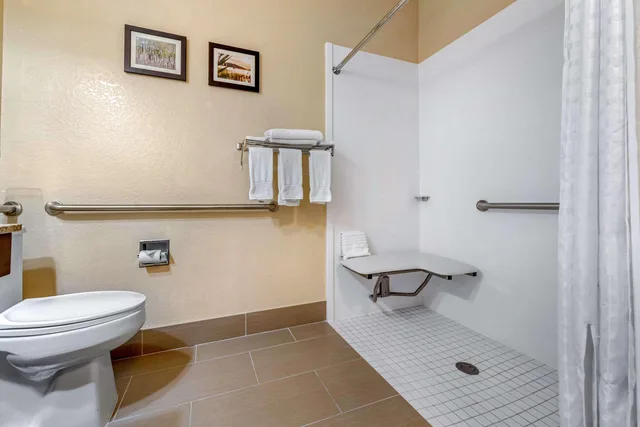 غرفة بسرير كوين، Comfort Inn Fremont, IN 4/4