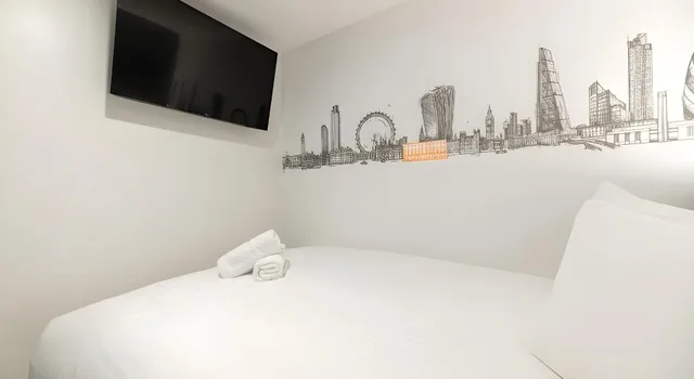 Room, Double Bed, No Window، easyHotel London Victoria 1/2