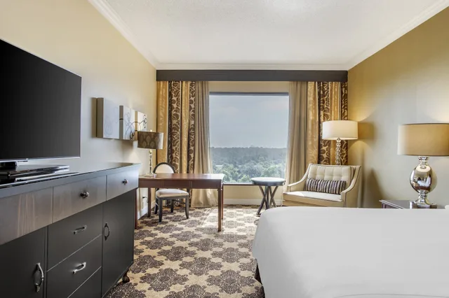 غرفة سيغنتشر بريميير بسرير كينج، Omni Houston Hotel 3/10