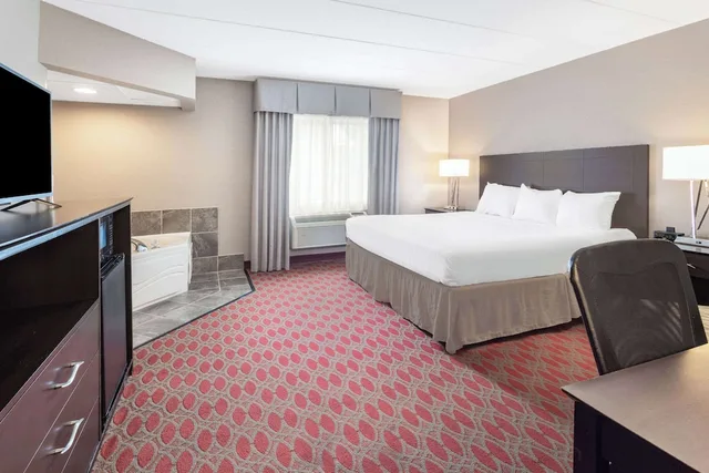 غرفة سوبيريور بسرير كينج، Baymont by Wyndham Brooklyn Center 1/5