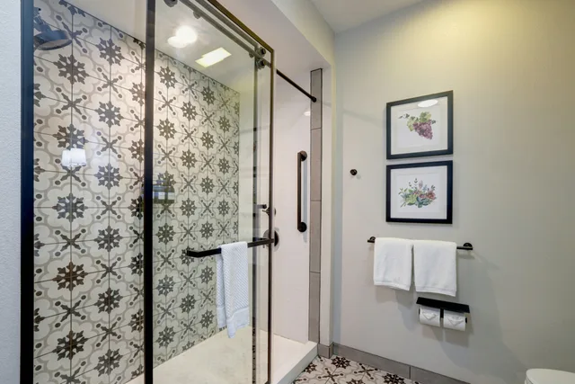 Room, King Bed, Balcony or Patio, The Lodge at Healdsburg, tapestry Collection by Hilton 7/7