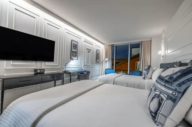 غرفة بسرير كينج وسريرين كوين، L Hotel Du Capitole 7/9