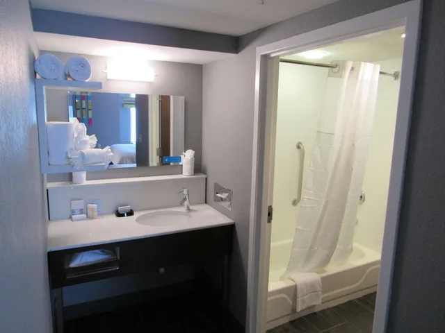 جناح بسرير كينج بغرفة نوم واحدة مع أريكة بحوض جاكوزي، Hampton Inn Suites Newtown 10/10