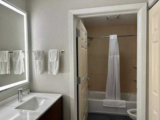 جناح بسرير كينج بغرفة نوم واحدة، Staybridge Suites Milwaukee West-Oconomowoc 3/6