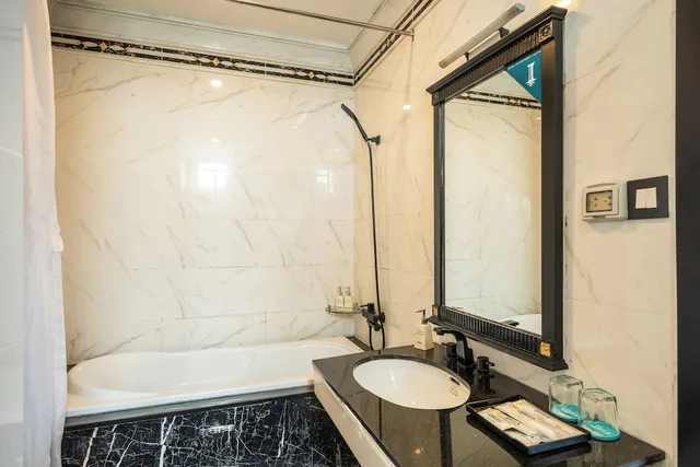 غرفة بريميير بسرير كينج بإطلالة على النهر، Ibiza Riverfront Hotel Da Nang 4/4
