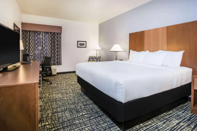 غرفة بسرير كينج، La Quinta Inn & Suites by Wyndham Morgantown 2/2
