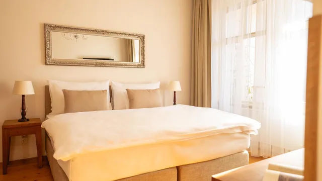 Superior, Double or Twin Bed, Hotel Golden Key Prague 6/8