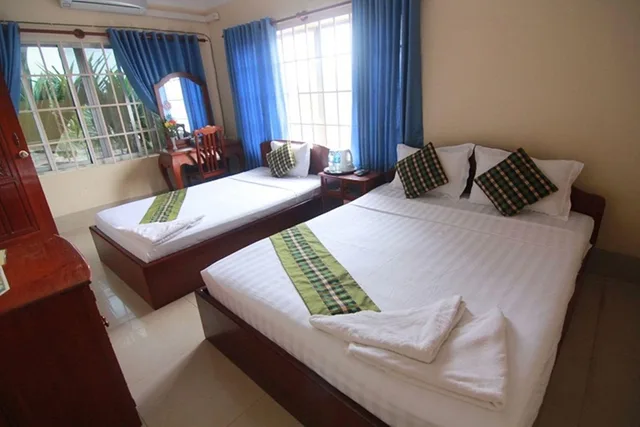 غرفة ديلوكس ثلاثية بسريرين مزدوجين بإطلالة على النهر بحمام خاص، Siem Reap Riverside Hotel 1/1