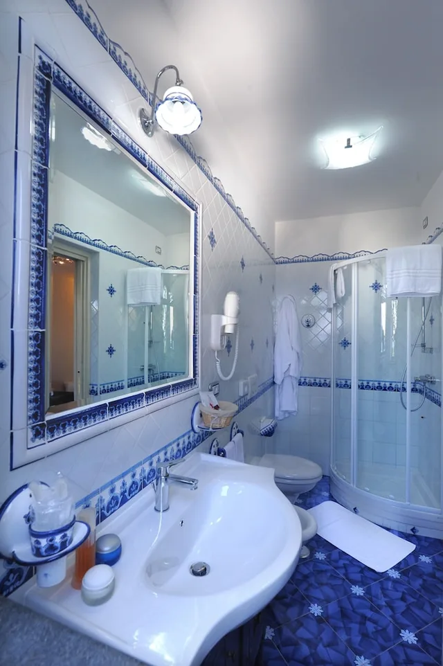 غرفة ديلوكس بإطلالة على البحر بشرفة، Hotel Villa Maria Pia 4/6