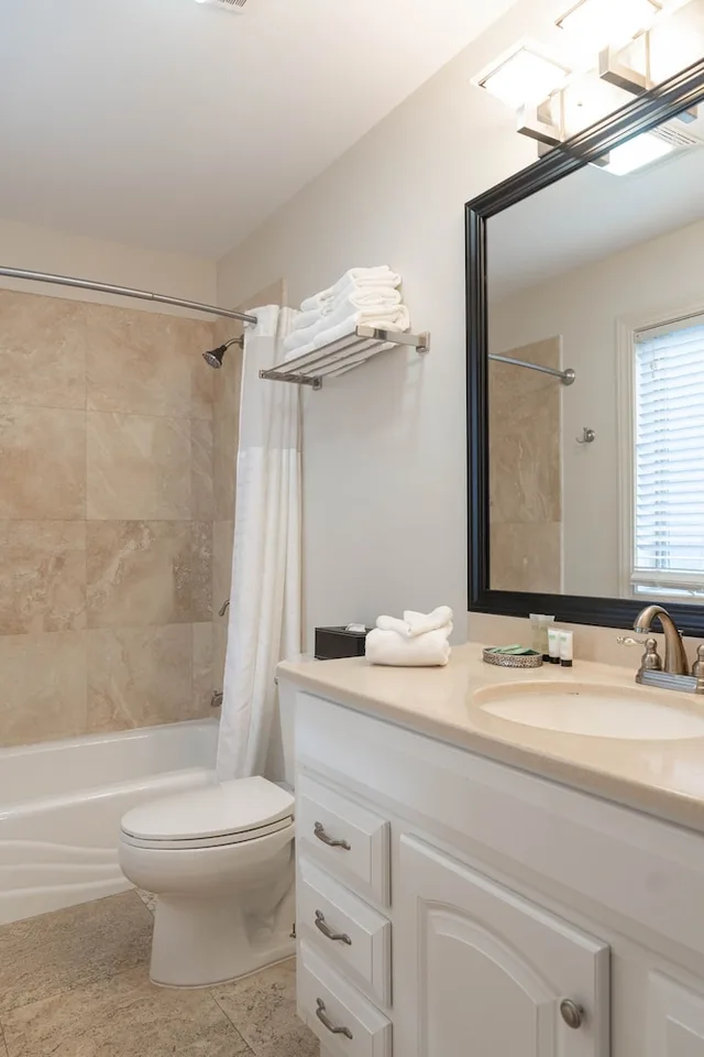 Suite, 1 King and 2 Queen Beds, The Inn at Crestwood 7/10