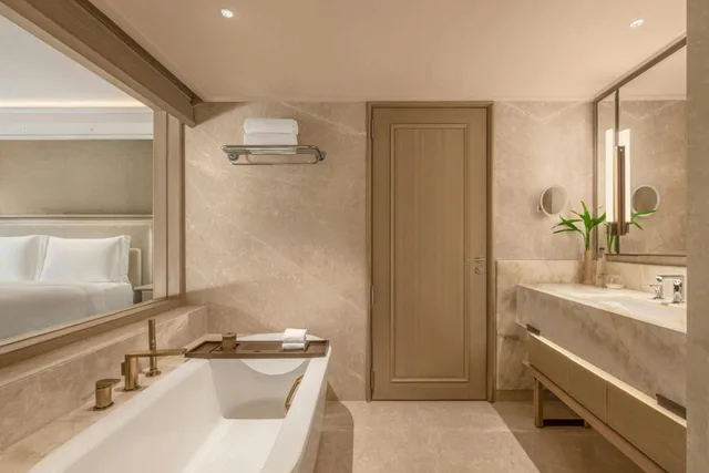 1 Bedroom, Caroline Astor, Suite, King Bed, Lagoon View, Balcony، The St. Regis Goa Resort 7/10