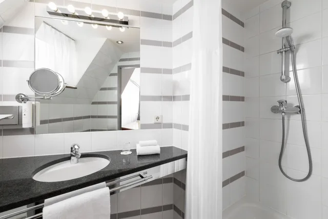 غرفة قياسية بسرير كوين بإطلالة على الفناء، HOLIDAY INN VIENNA CITY 4/7