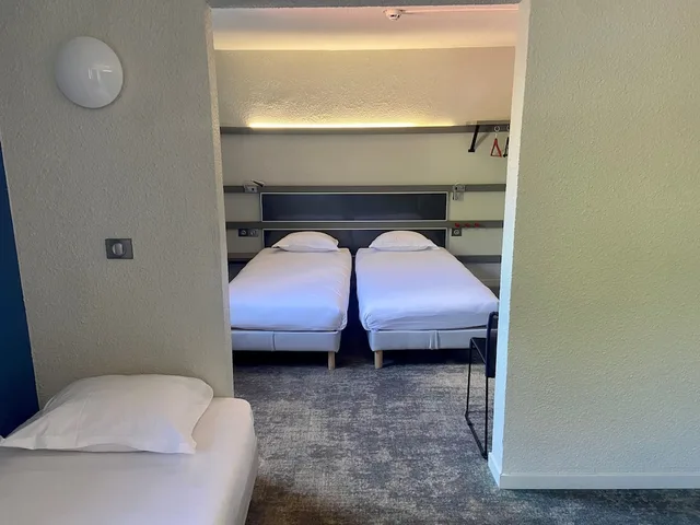 غرفة قياسية بسرير كوين وسرير مزدوج، Enzo Hotels Trappes by Kyriad Direct 7/10