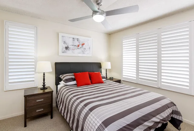 غرفة بسرير كوين وسريرين منفصلين بإطلالة على البحر بغرفتي نوم في الطابق الأرضي، Capeview Apartments 2/8
