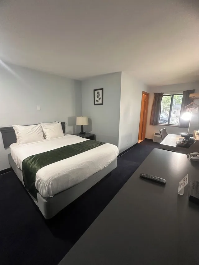 Standard, Queen Bed, Pictured Rocks Inn & Suites 1/4