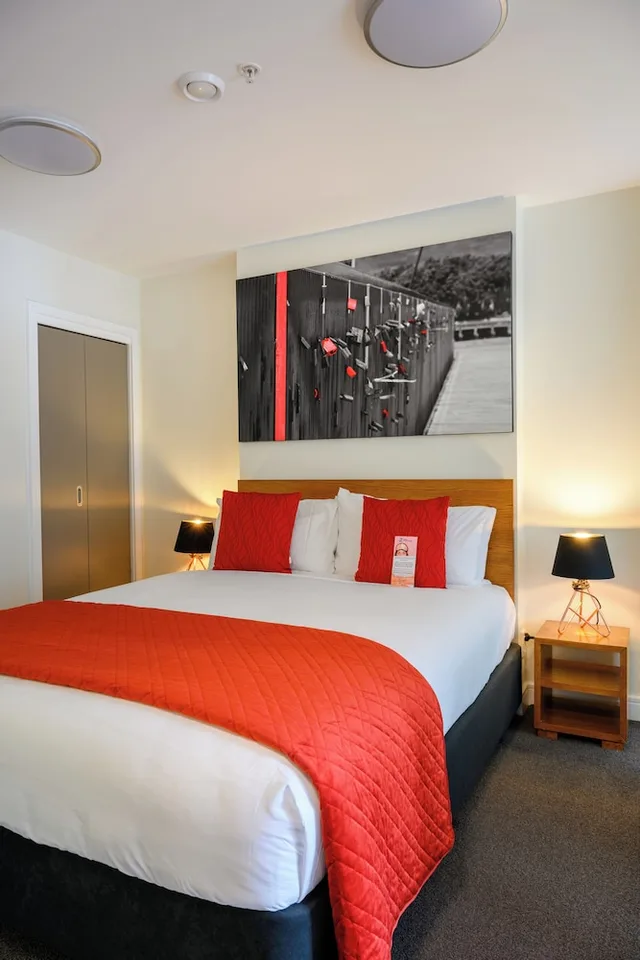 1 Bedroom, Executive, Suite, Queen Bed, North Wing، Boulcott Suites 1/8