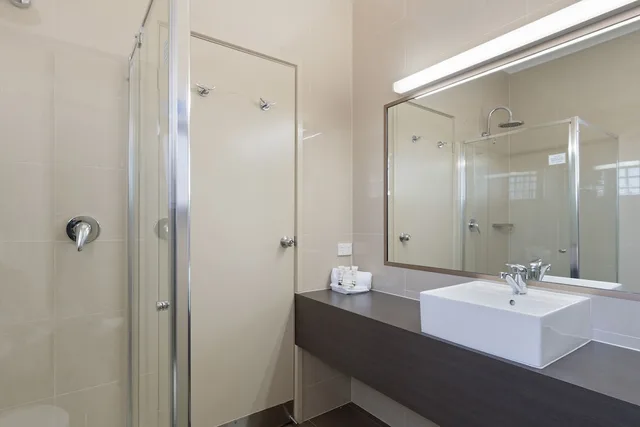 غرفة تنفيذية بسريرين منفصلين وسرير كوين وسرير فردي، Burke And Wills Motor Inn Swan Hill 3/3