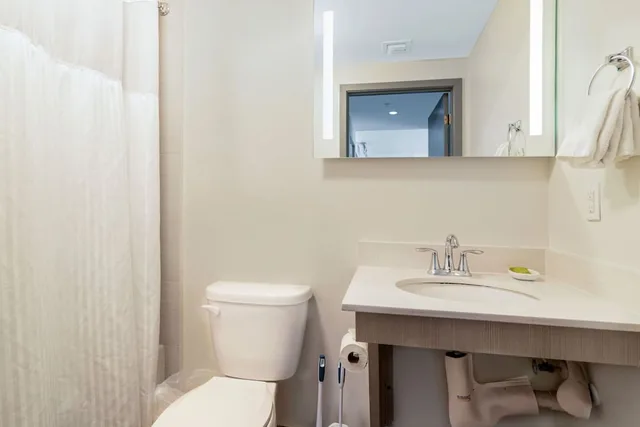 غرفة بسرير كينج وسرير كوين بشرفة بغرفتي نوم مع أريكة، Roami at Habitat Brickell 8/10