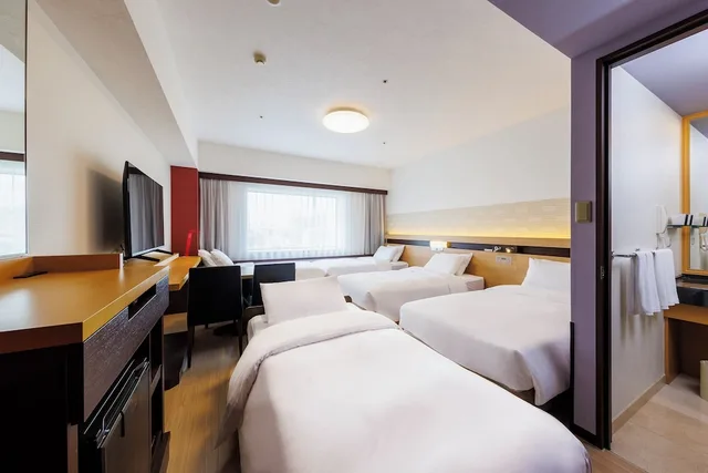 Deluxe, Twin Beds, Murphy Bed, with Extra Bed, 2 Sofa, East Wing، Hotel Metropolitan Edmont 1/4