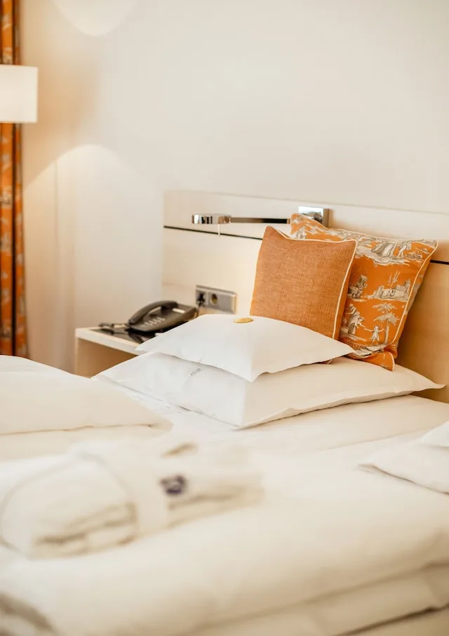 غرفة قياسية بسرير مزدوج بإطلالة على الفناء، Bayerischer Hof 3/4