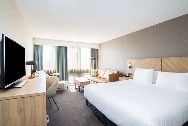 Premium, King Bed, Stadium View, Sofa، Sandman Hotel Montreal-Longueuil 1/4
