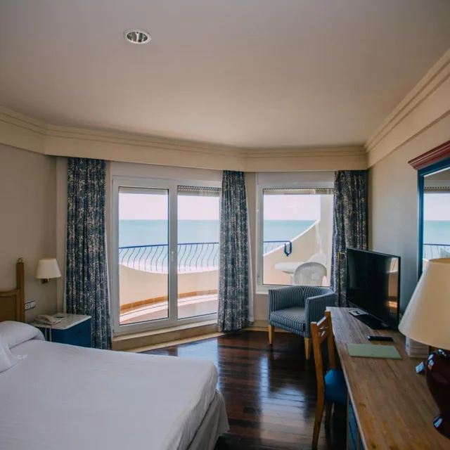 Room, Double or Twin Bed, Sea Front، Playa Victoria 3/10