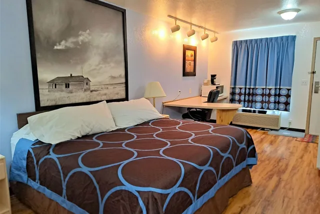 غرفة بزنس بسرير كينج، Super 8 By Wyndham Three Hills Ab 1/1