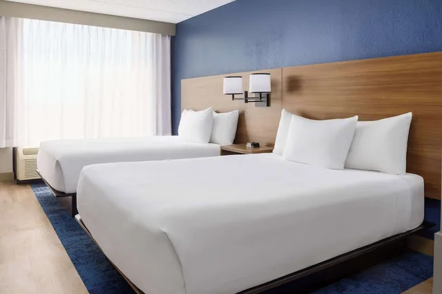 غرفة بسرير بطابقين وسريرين كوين مع أريكة، Hyatt Place Across from Universal Orlando Resort 1/3