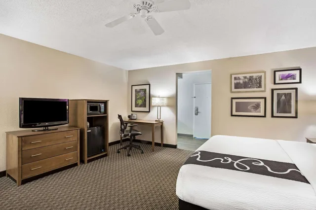 جناح ديلوكس بسرير كينج مع أريكة، La Quinta Inn & Suites by Wyndham Hartford - Bradley Airport 2/6