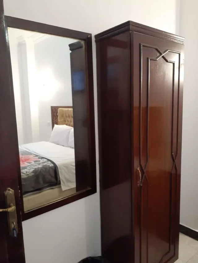 غرفة بسريرين منفصلين بحمام خاص، Arabian Nights Hotel 1/3