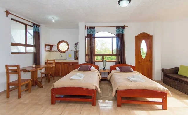 جناح عائلي بسريرين منفصلين وسرير كينج بإطلالة على الحديقة بشرفة بغرفتي نوم، Twin Lodge Galapagos Hotel 9/9