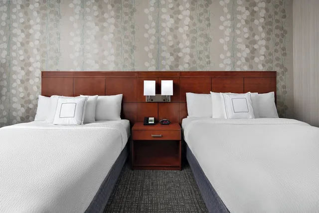 غرفة بسريرين كوين بشرفة، Courtyard Raleigh North/Triangle Town Center 1/4