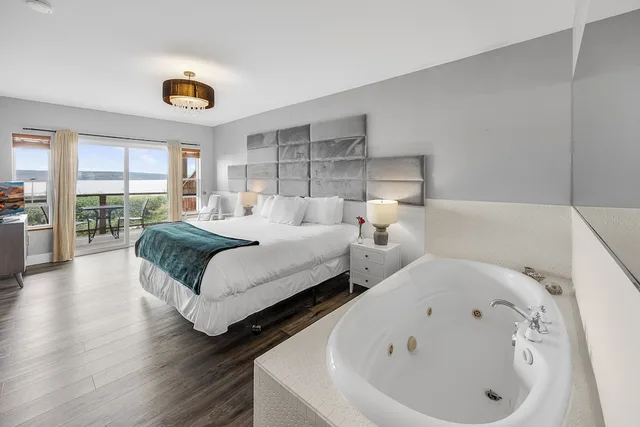 غرفة بسرير كينج بحوض جاكوزي، Camano Island Inn 9/9